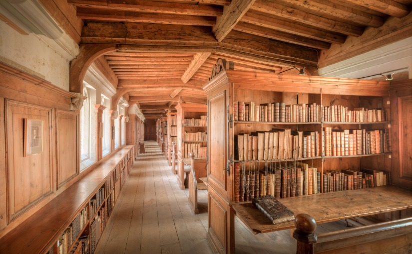 Gammalt referensbibliotek där böckerna är fastkedjade i hyllorna.